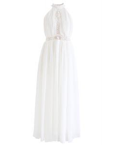 Vestido halter de gasa dividida con malla bordada en blanco
